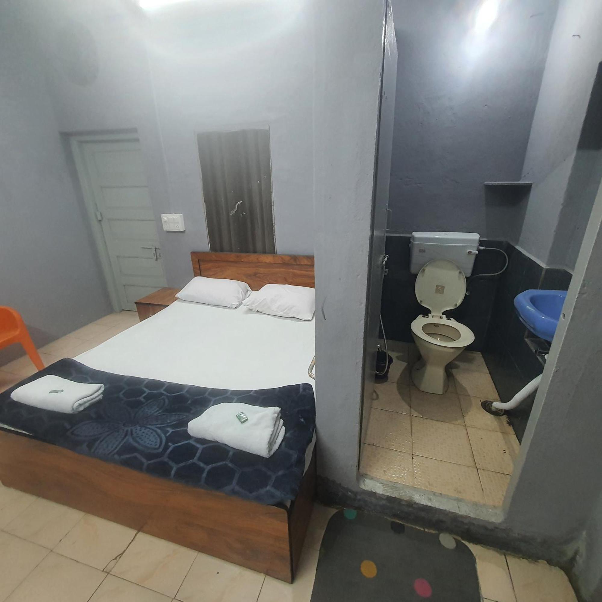 Hotel Family Stay Beside Railway Station Аурангабад Экстерьер фото